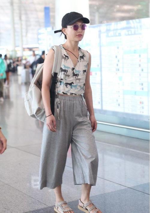 周迅穿搭图片,简约而不失格调的穿搭美学